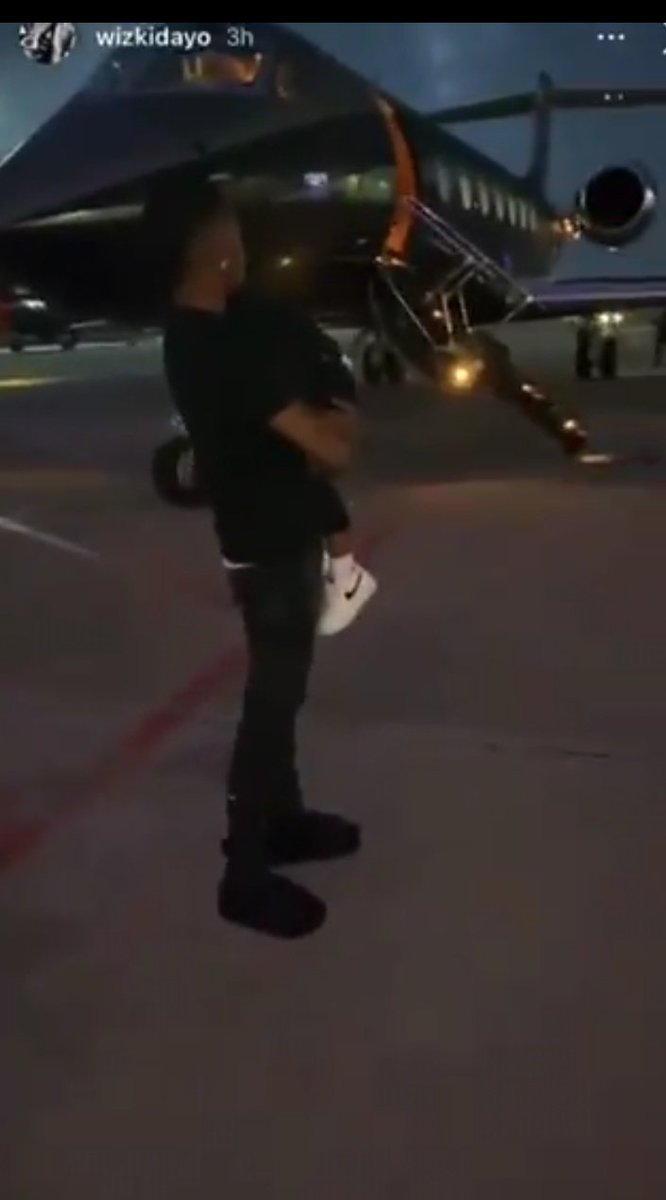 2/ Davido: *posts watch, private jet, car, house*Dem: he brags and showcases alot. he is too proud. But ur fave is humble and lives a private life despite several available posts by him showcasing watch, private jet, car, house.