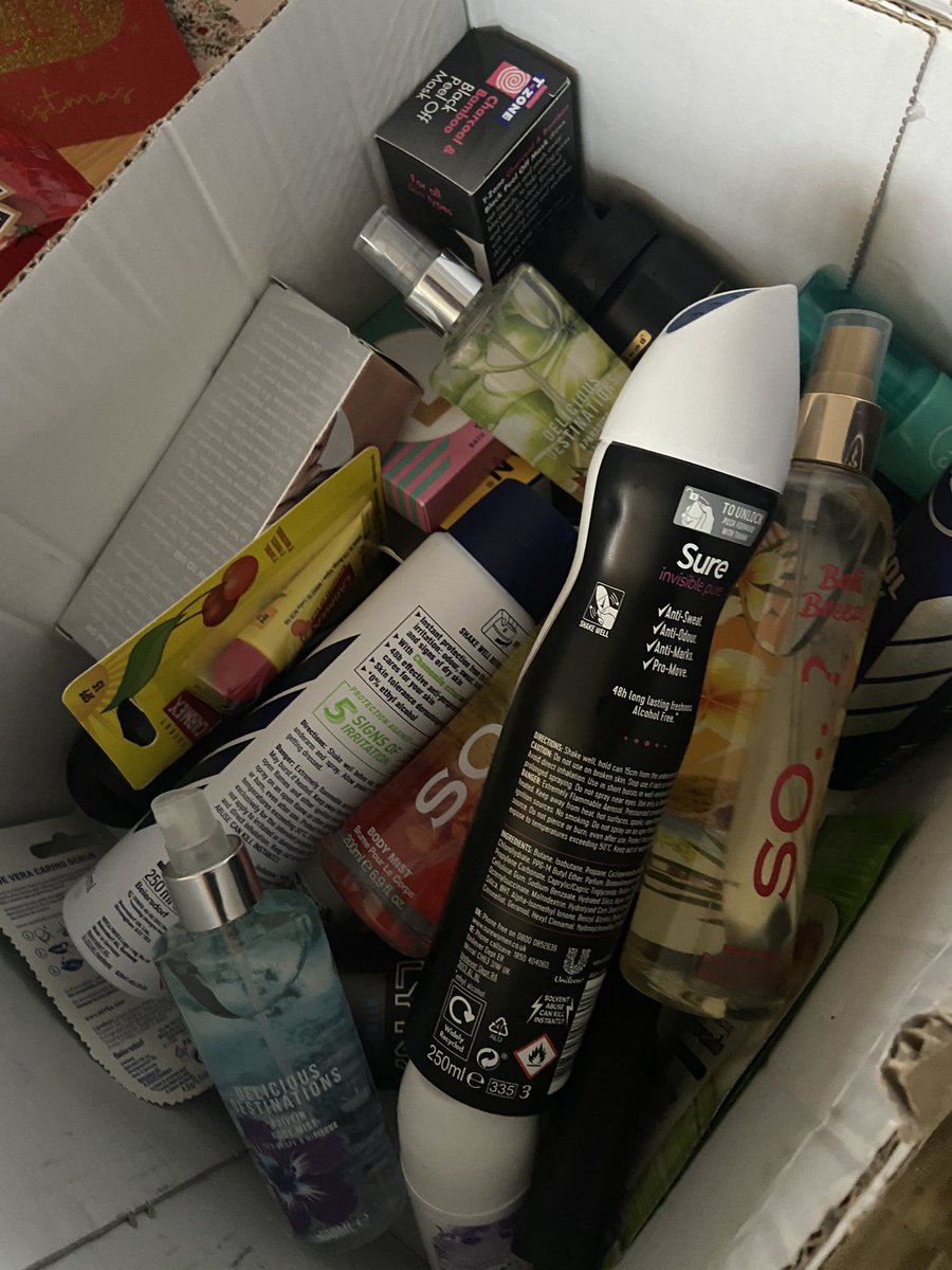 LisaJen71834437's tweet photo. @superdrug 
I collected my order from your Acton branch yesterday and thought something wasn’t right. 
I could smell perfume. 
Got home and inside box was a mess.
Perfumes without lids. No proper packaging inside just products thrown in. Leaking products in both boxes! https://t.co/Ab8nSqO3Qd