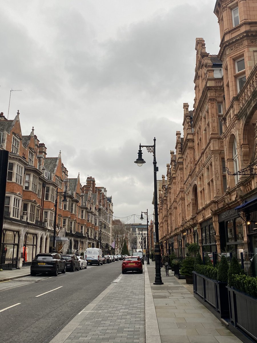 Back in London after 5 months just in time for Tier 4 🤦🏻‍♂️ weird/sad to see it’s such a ghost town - South Audley/Mount Street at lunchtime today....looks like people are obeying the guidance!