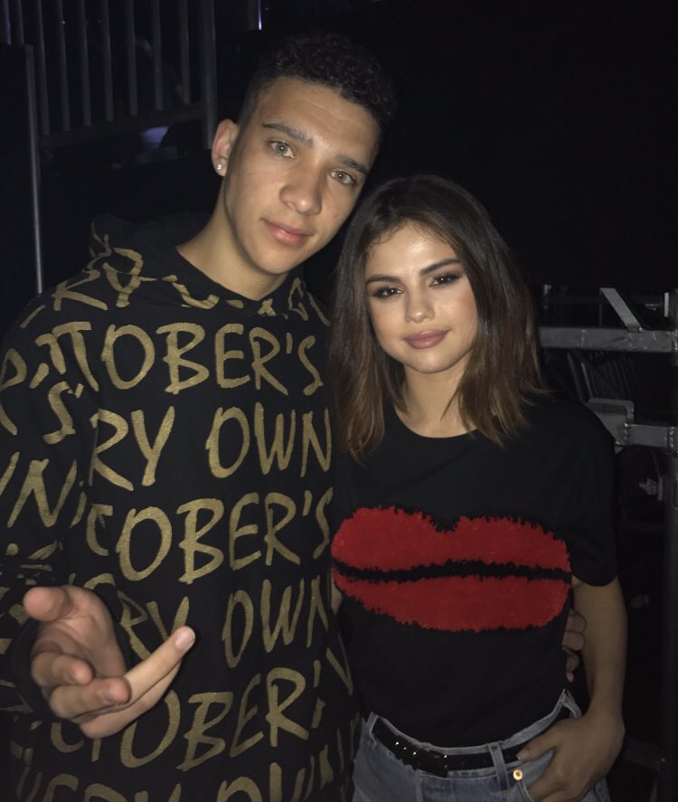 NikoOmilana's tweet photo. me and ariana grande 😭🙌🏾 https://t.co/GBUQK0it8U