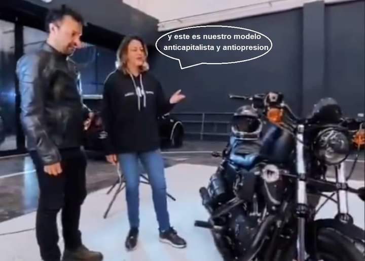 Didi6814's tweet photo. Pero y tenia que ser Harley Davidson? 🤔esa moto es americana es decir capitalista,él debería usar y le luce una Eco Sport que es china y el resto se lo hubiera metido en lo que ellos mismos promueven, "sustancias recreativas" con Bolívar y su patrón Petro!! https://t.co/xD3SMlOpml