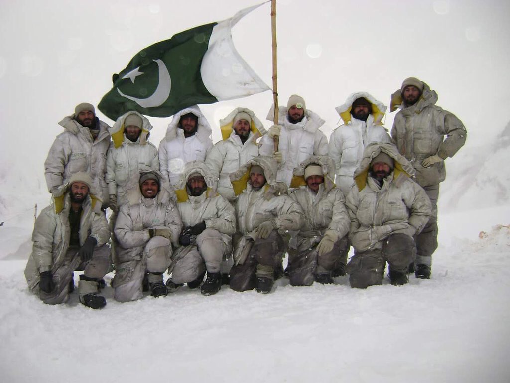 Indusland_'s tweet photo. Pakistani soldiers making their way to the forward check posts in -37°C to -50°C on the world's most inhospitable and highest battlefield where they will be completely cut from the world surviving on limited ration for weeks before changing Shift, Baltoro Sector 🇵🇰 https://t.co/juJ34G7zWJ