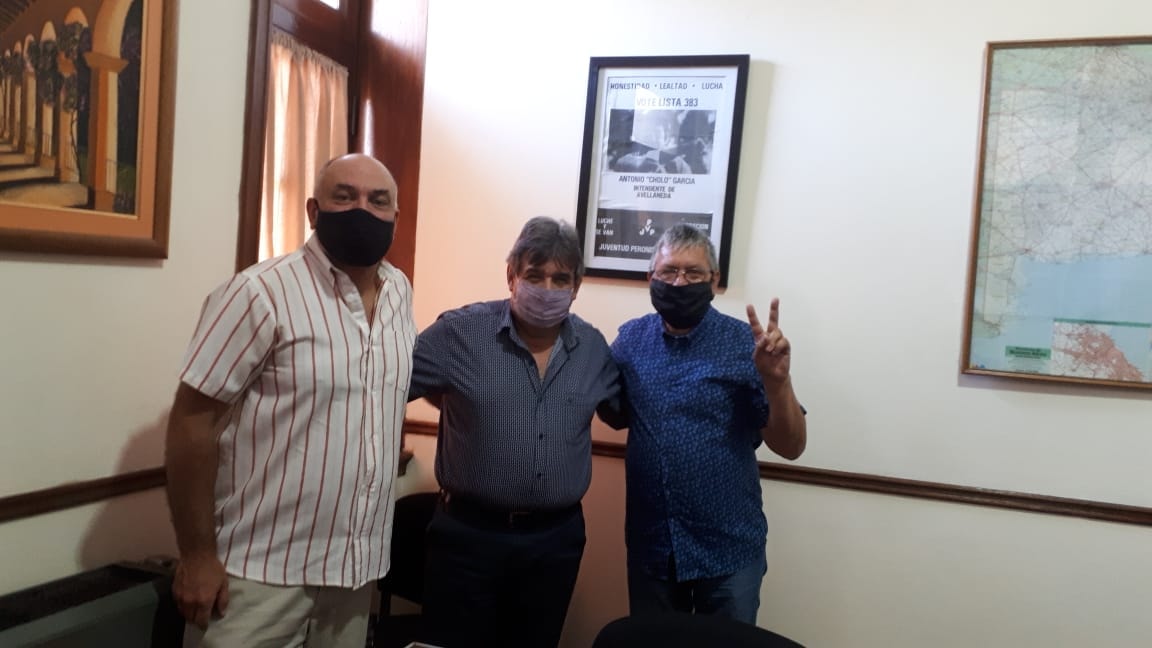 Junto a Gustavo Seva recibimos al compañero Alfredo Ayala, integrante del Colectivo de Sobrevivientes de la ex ESMA. 

Se acordaron estrategias para trabajar conjuntamente en Cursos de Capacitación en Derechos Humanos para los Trabajadores y las Trabajadoras Municipales.