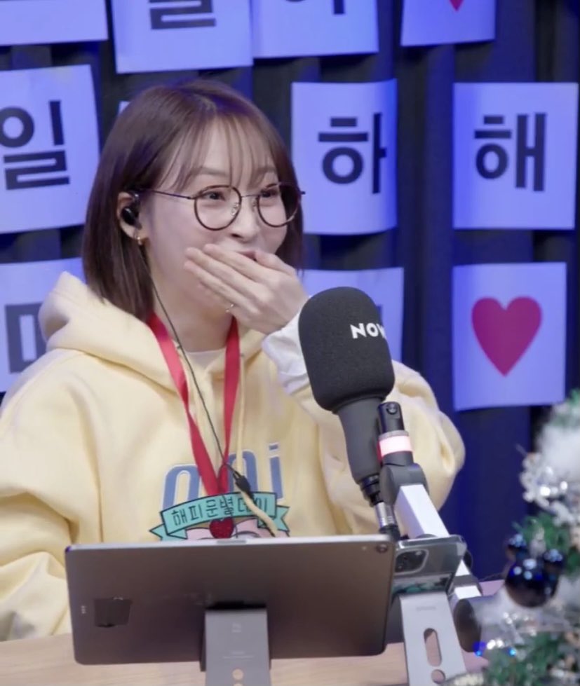 CentralMOOBR's tweet photo. ❤️ - A Solar deu um bolo de aniversário para a Moonbyul no meio do Avengirls 😭

A carinha dela :(

©moovivic https://t.co/fmLyvmGyFX
