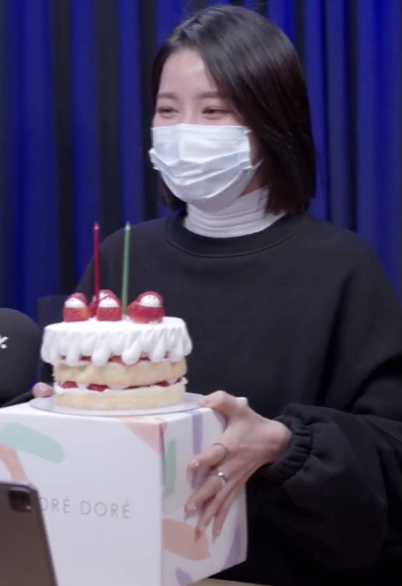 CentralMOOBR's tweet photo. ❤️ - A Solar deu um bolo de aniversário para a Moonbyul no meio do Avengirls 😭

A carinha dela :(

©moovivic https://t.co/fmLyvmGyFX
