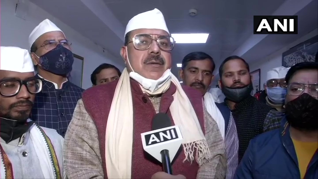 कानून ठीक हैं लेकिन जो भ्रांतियां फैलाई जा रही हैं उनको दूर करने की जरूरत है, 90% किसानों ने कानून नहीं पढ़ा है। मेरा प्रदर्शनकारियों से आग्रह है कि आंदोलन में राजनीति हावी न होने दें: कृषि मंत्री के साथ बैठक के बाद चौधरी राम कुमार वालिया, इंडियन किसान यूनियन के राष्ट्रीय अध्यक्ष