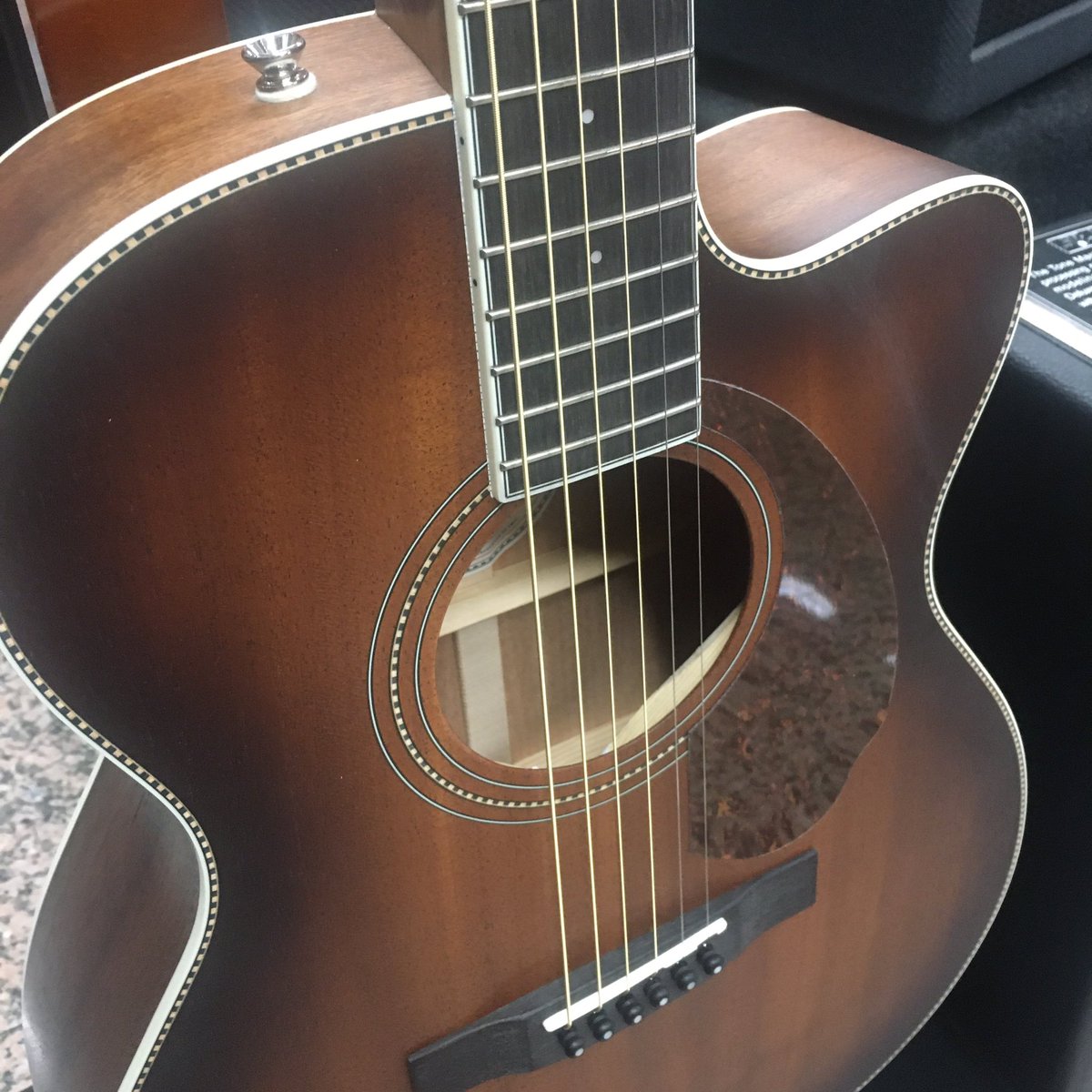 ValenciaMusical's tweet photo. Espectacular Fender Paramount PM-3CE que nos acaba de llegar, justo para dejar debajo del árbol...., guitarra Open Pore de caoba, electrificada con Fishman y nuevo acabado Aged Cognac Burst Más info: https://t.co/WEZRPE7RBx https://t.co/8o2jOITwbD