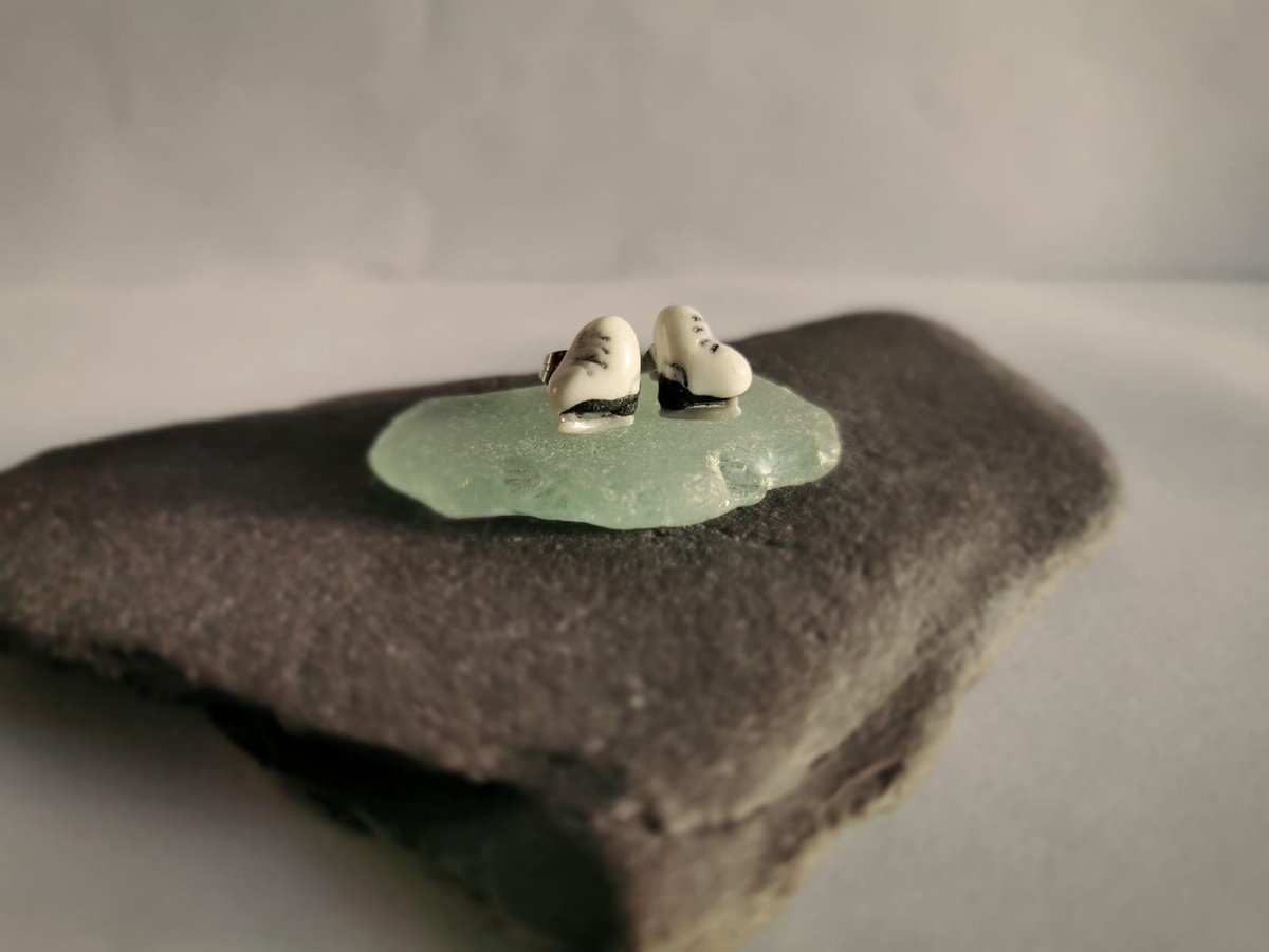 charmagrammer's tweet photo. I love ice skating, even though I just fall! Little white ice skate studs today. Only made once so grab them while you can at https://t.co/YR93YX2rLR
#christmas2020 #earringsoftheday #iceskates #winter #polymerclay #handmade #aberdeen #earrings #ShopLocal #shopsmallbusiness https://t.co/ftplHX0c5x