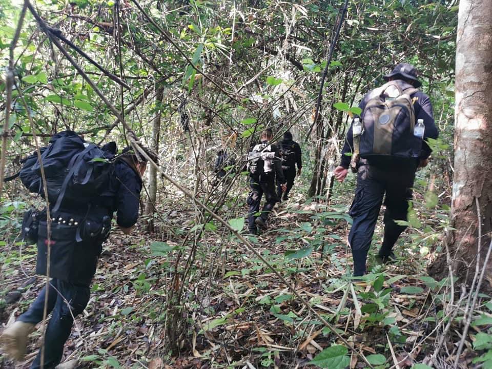 Wanthong2021's tweet photo. เพื่อนเล่าให้ฟัง 📍

แฟนนางเป็นทหาร แฟนเขาต้องเดินลาดตะเวนตามแนวชายแดนเพื่อช่วยทหารที่ตรวจตามด่าน ช่วยกันค้นหาตรวจคนลักลอบเข้าเมือง ค่ำไหนนอนนั้น 😢 700 กว่ากิโลที่เดินเท้าเข้าค้นหา ได้ฟังก็สงสารพี่ๆทหารทุกคนที่ทำงานหนัก เพราะชายแดนมันไม่ง่ายเหมือนที่ใครหลายๆคนพูด #ทหารมีไว้ทำไม https://t.co/0LC9af1g0X