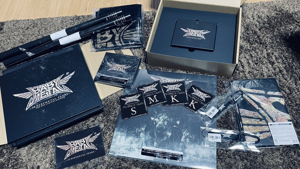 SIRG2METAL's tweet photo. 何から手をつければ…
飢餓状態に満漢全席平らげようとしてる状態DEATH☠️
なんて幸せなひと時❤️
プロフェットカードは最初Kが連続でその後何とか全部出てくれましたー焦ったー😅💿✨👌
アナログサイズのジャケットはかなりお気に入りで早速変えてみたよ🦊
#BABYMETAL #10BM https://t.co/kgyhhmAh1V