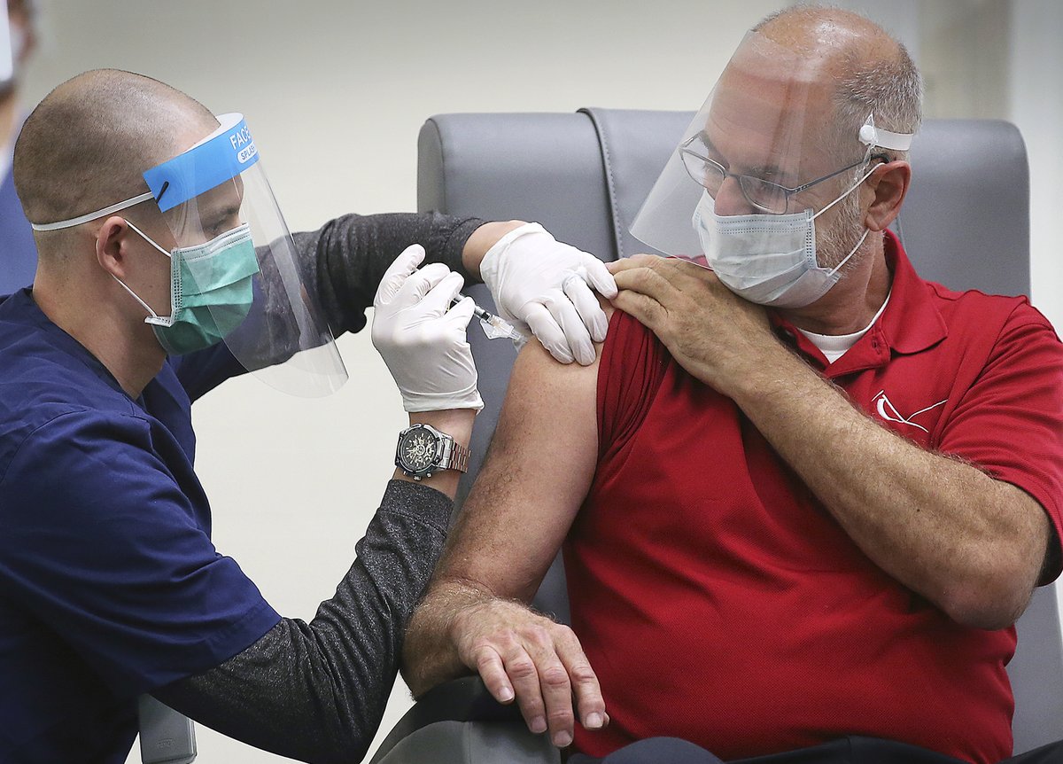 Dan_Janisse's tweet photo. Historic day in Windsor, ON. as the first local group of individuals received the #COVID19 vaccine at the St. Clair College SportsPlex. @WRHospital https://t.co/Pxmq8bPGMk