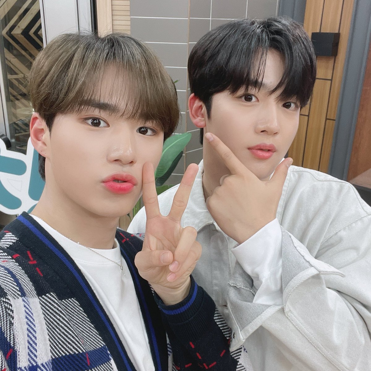 WEi__Official's tweet photo. 스페셜 DJ로 경청을 찾은 요한이와 준서🎧 
라디오는 물론 연기까지 완벽함을 보여줬답니다📻
달달하고 잔잔한 목소리는 27일에도 만나요❤️

#위아이 #WEi #김요한 #김준서 #KIMYOHAN #KIMJUNSEO https://t.co/ER0844wKDE
