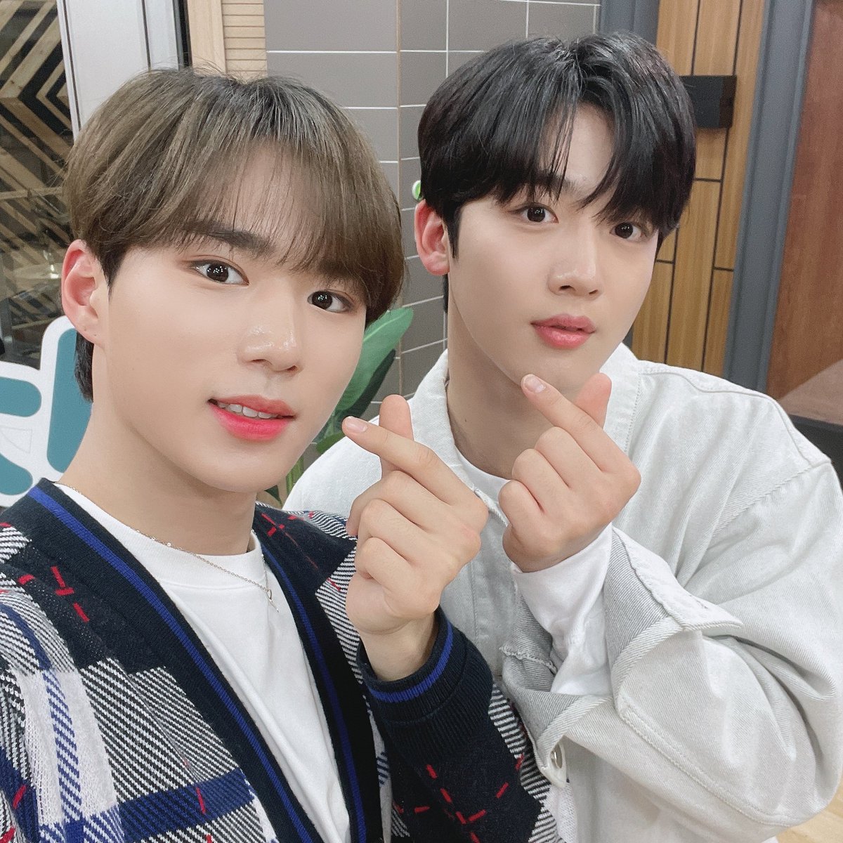 WEi__Official's tweet photo. 스페셜 DJ로 경청을 찾은 요한이와 준서🎧 
라디오는 물론 연기까지 완벽함을 보여줬답니다📻
달달하고 잔잔한 목소리는 27일에도 만나요❤️

#위아이 #WEi #김요한 #김준서 #KIMYOHAN #KIMJUNSEO https://t.co/ER0844wKDE