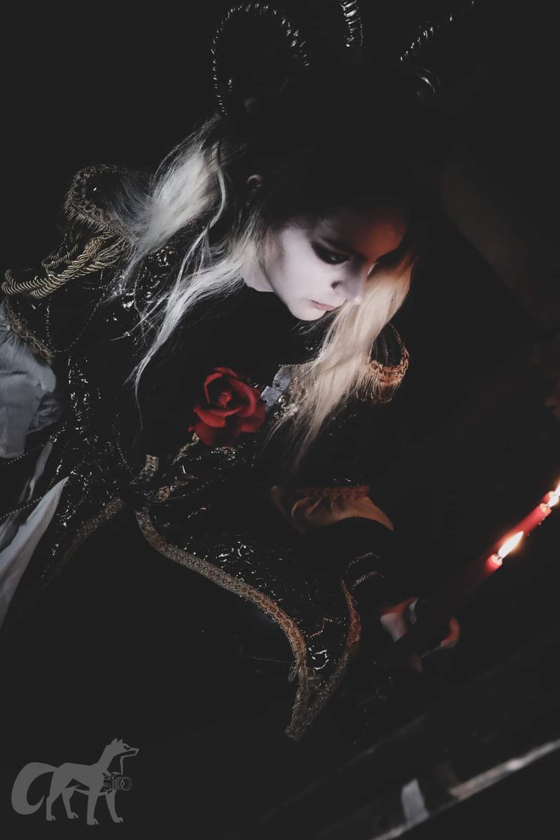countvonkit's tweet photo. Count-down to Count-mas. Days 19, 20, and 21.
📸: #cwolfeimagingcosplay
Jacket: @storytellersnow
#CountVonKit #vampire #aristocrat #noble #blonde #ftm #trans #lgbtq #transgender #whattranslookslike #prehrt #menwithlonghair #bidanshi #kingwithoutacrown #バンパイア #malemodel https://t.co/nA9Ug3nZE3