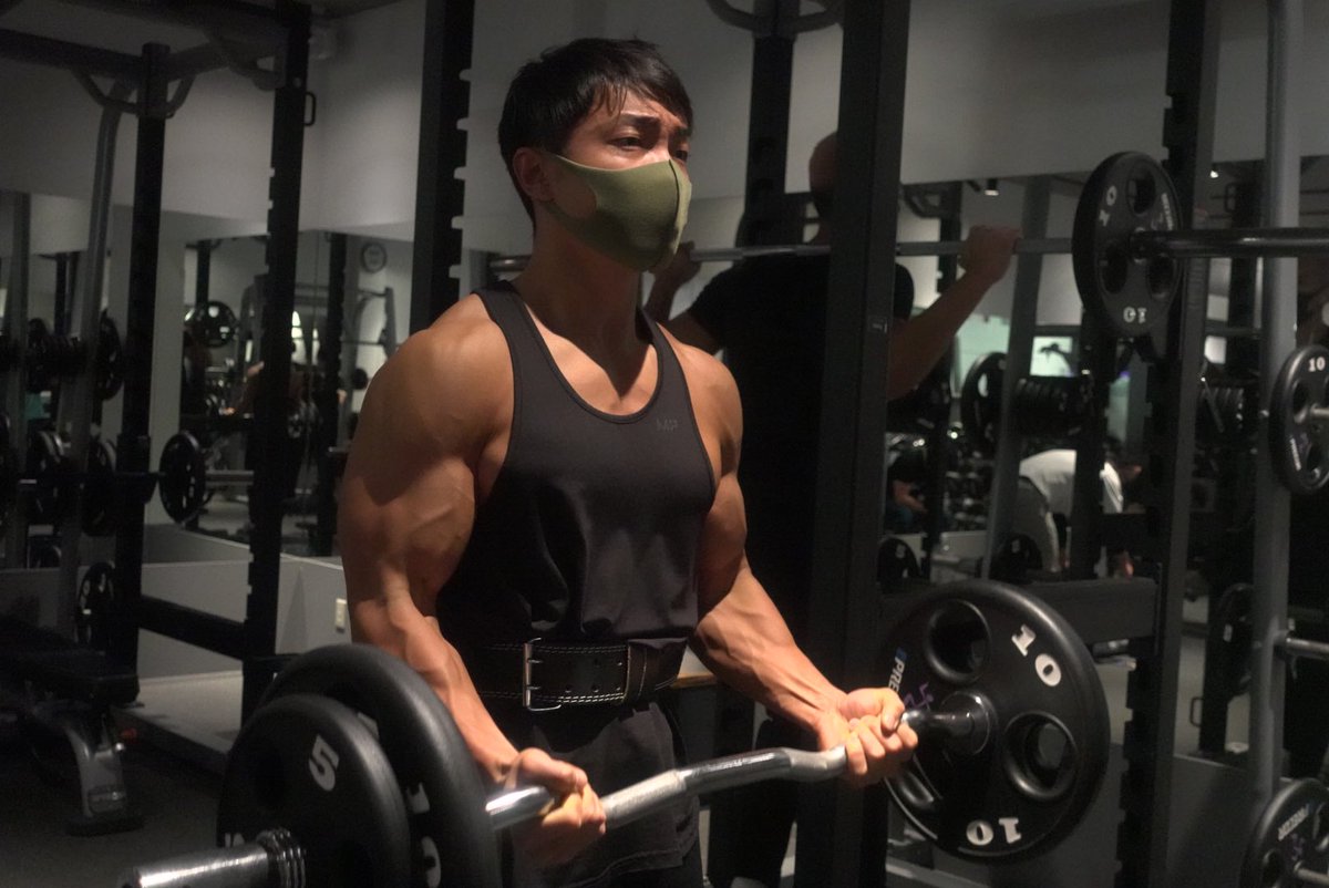TomoakiPhysique's tweet photo. チャンネル登録2万人突破🙇‍♂️🏋️
今夜はお祝いで鶏胸肉とブロッコリーに
ノンオイルドレッシングをかけて食べました https://t.co/zBmVBG6U5Q
