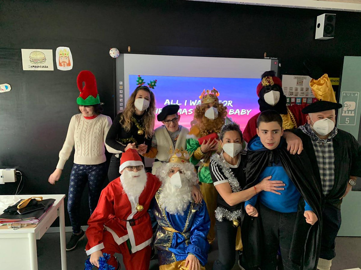 ¡FELIZ NAVIDAD Y PRÓSPERO AÑO NUEVO!
Hemos recibidola visita de los Reyes Magos y Olentzero. Hemos disfrutado mucho. Cuidaos mucho y que empecéis el año nuevo con muchas ganas. 
Nos vemos a la vuelta...
youtu.be/mvnAz0b6qiE