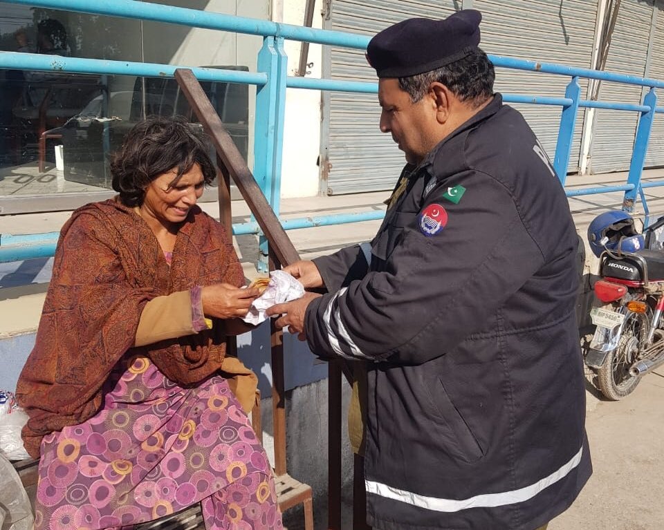ahsanpsp's tweet photo. تحفظ اور خدمت ساتھ ساتھ۔

شاباش اے ایس آئی اقبال صاحب، آپ نے بزرگ خاتون کی ضرورت کا احساس کر کے بطور کمانڈر راولپنڈی پولیس میرا سر فخر سے بلند کیا ہے، شہریوں کی حفاظت کے ساتھ انکی خدمت ہی کامیاب پولیسنگ کی اساس ہے۔ آپ کا جذبہ خدمت قابل تقلید ہے۔ https://t.co/ZmHL06SRpd