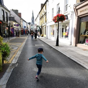 Our own  @ClareCoCo was quick off the mark with the Ennis Mobility Plan in May. It gave residents and visitors alike some wonderful stress-free, noise-free, fume-free experiences - for young, old and everyone in-between @brendanredmond  #activetravel  #healthystreets  #BETop10