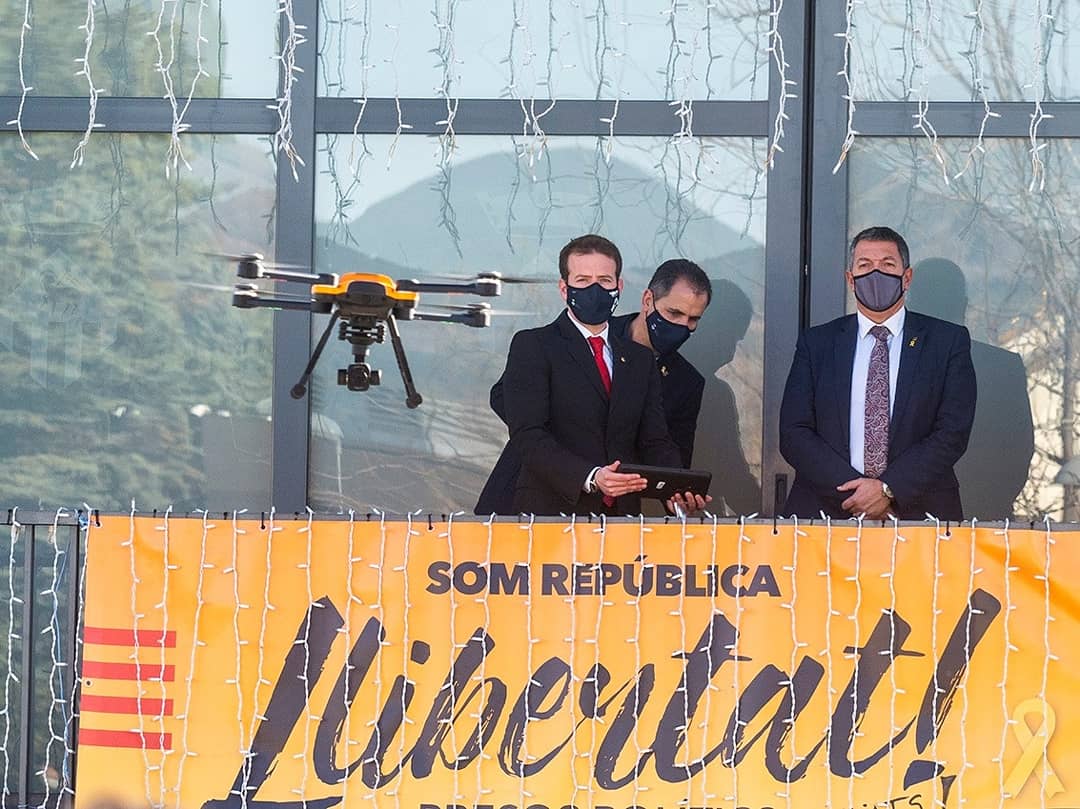 AjMatadepera's tweet photo. Avui s'ha presentat a #Matadepera el "Delta", el primer #dron del Vallès Occidental destinat a prevenir i evitar #robatoris.
El #dron disposa de càmera d'infrarojos, megafonia i un focus i servirà per complementar les tasques de la Policia Local.
📸 @miquelbadiap https://t.co/vJx1hZzU59