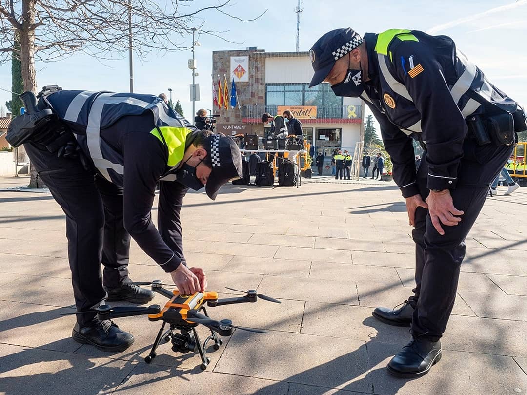 AjMatadepera's tweet photo. Avui s'ha presentat a #Matadepera el "Delta", el primer #dron del Vallès Occidental destinat a prevenir i evitar #robatoris.
El #dron disposa de càmera d'infrarojos, megafonia i un focus i servirà per complementar les tasques de la Policia Local.
📸 @miquelbadiap https://t.co/vJx1hZzU59