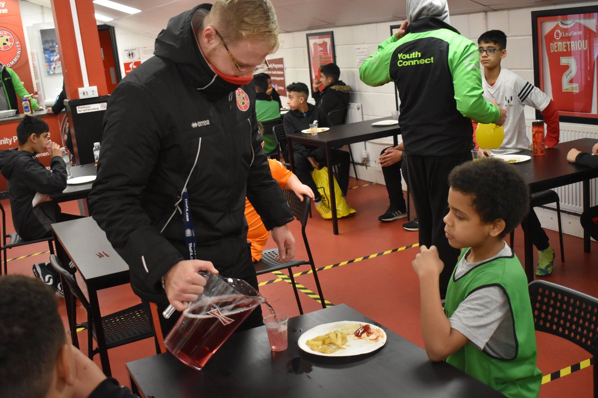 WFCFoundation_'s tweet photo. 🍽 It's Day 2 of our #PLKicks Holiday Camps! We're working with Youth Connect Walsall to provide activities and free lunches for vulnerable children. #WeAreOneTeam #WFCCP @PLCommunities https://t.co/JaRfhw1VPo