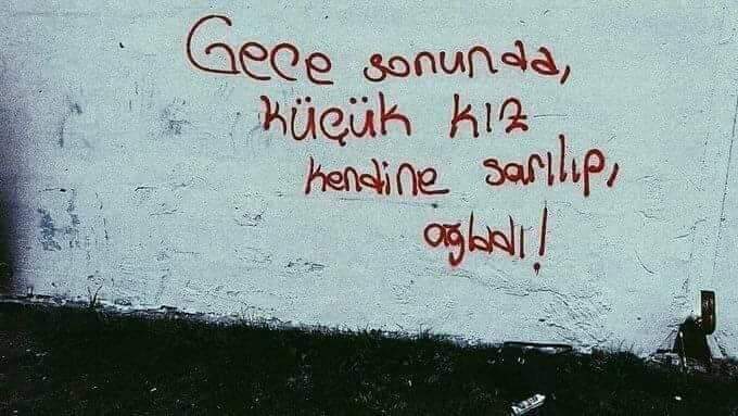Araya zaman girince,
İyileşeceğine inanılan şeyler,
Gittikçe soğuyor, kopuyor..
Zaman ilaç değil, yaradır bazen..!