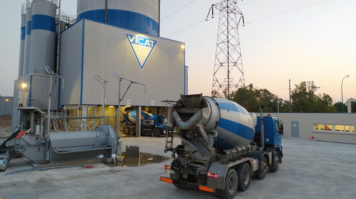 GroupeVicat's tweet photo. Vicat dispose d'un nouveau site multi-activités et multimodal sur le Port Edouard-Herriot au Sud de #Lyon regroupant nos principales expertises  #granulats #ciment #béton #transport #économiecirculaire 👷‍♂️ ♻️

➡️ Pour en savoir plus : https://t.co/MauGmYo02T https://t.co/8BCs83vJSe