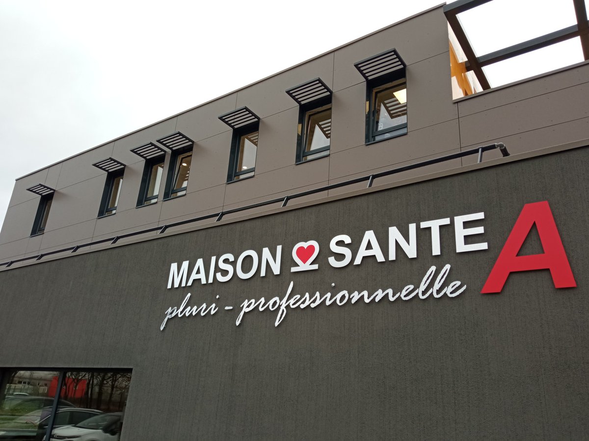 Prefet_90's tweet photo. Visite de la nouvelle #MaisondeSanté pluri-professionnelle #Belfort #TechnHom
Un projet unique en France, par son envergure et les technologies numériques utilisées, accompagné et soutenu financièrement par l'État💶, pour une offre de santé de proximité renforcée👍 https://t.co/uxdqvNgY3V
