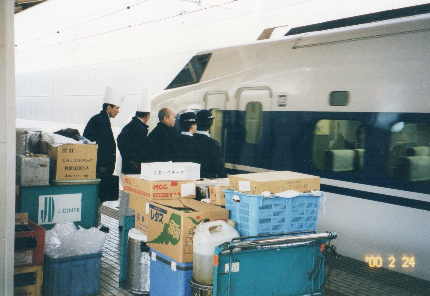 Byちゃ 旅と鉄道 新幹線の食堂車お別れ乗車 東京から名古屋まで ほとんど食堂車にいました この１年くらい前まで 積込バイトしていたので クルーも積込む人も 知っている人ばかりでした 00 2 24 新幹線食堂車 100系新幹線 グランドひかり J