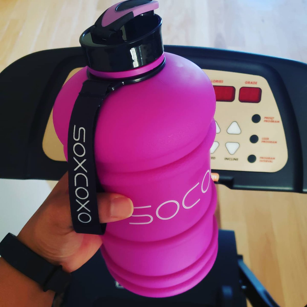 CremesCorner's tweet photo. My DD will 💖 this #socoo bottle for tracking her daily water intake. It's BPA free🚫, it has a secure strap, and water measurement markings. I wish that the markings were easier to read, but otherwise, it's great!
https://t.co/2ShWWS6o69 https://t.co/Yyih0jI0hw