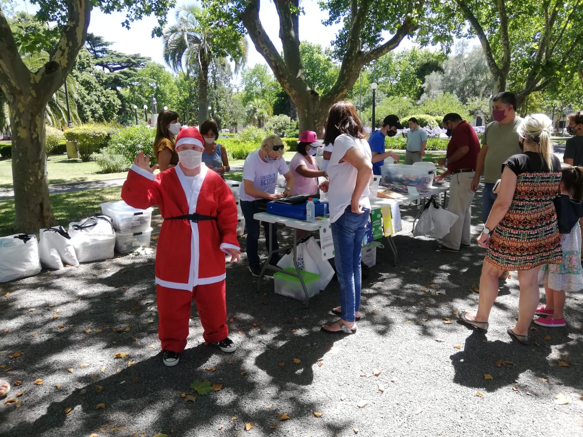 DanielBoscoProd's tweet photo. #Ahora | ¡Pasa por la plaza Principal y visita a los chicos de A.P.R.O.P.D.I.S que te esperan para que hagas tu compra navideña!

Bolsas ecológicas, alpargatas y muuucho más 

(Mañana también estarán allí) https://t.co/HksVdjU6at