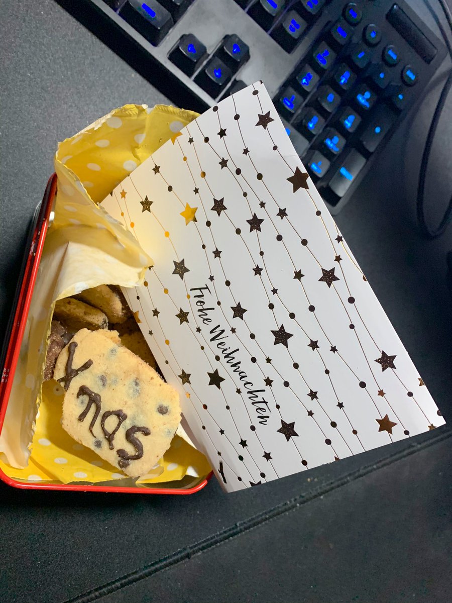xCommanbro's tweet photo. Bisher konnte ich @becki2412 's Back-Kรผnste nur auf Twitter bewundern aber weil Becki einfach ein unfassbar lieber und toller Mensch ist hat sie mir Weihnachtsgrรผsse und Plรคtzchen geschickt. Vielen Dank โค๏ธ #BeckiBackt https://t.co/vvYVE3Lk65