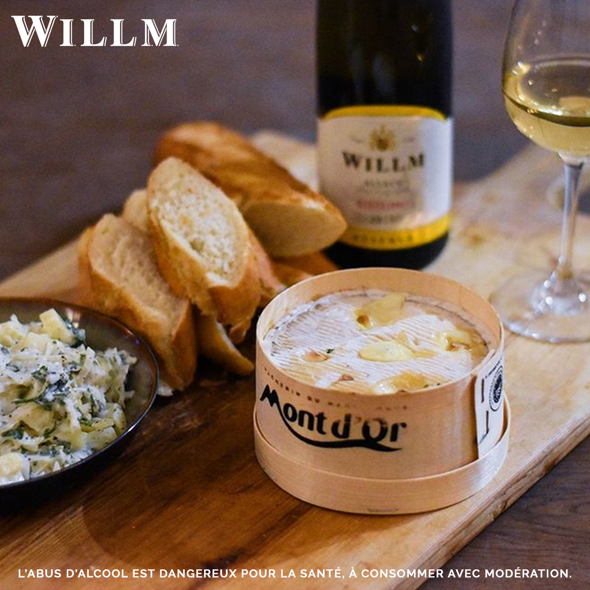 What could be more comforting than starting winter with a traditional Mont d´Or? This specialty from #Jura (France) goes wonderfully with our #Riesling Réserve as suggested by @grapedistrict! 📷: @grapedistrict