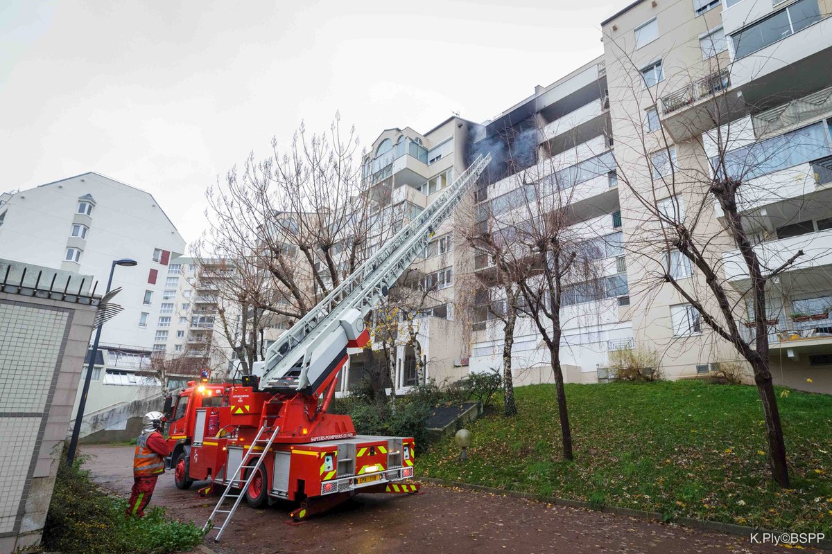 PompiersParis's tweet photo. 🚨 #Intervention 4 sauvetages et 4 mises en sécurité lors d'un violent feu d’appartement à Noisy-le-Grand (93). https://t.co/oAk1pQ3Snj