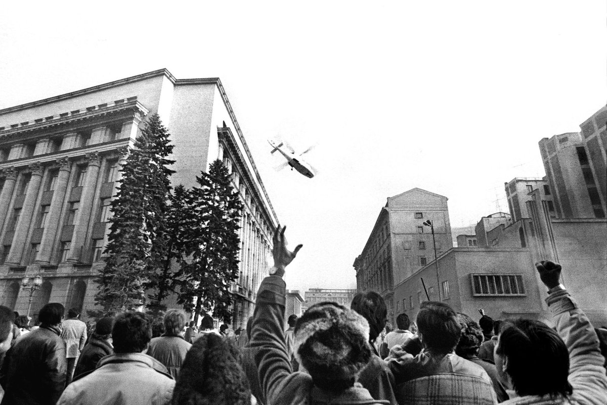 PhotosOfOld's tweet photo. #OnThisDay in 1989, Romanian communist leader Nicolae Ceaușescu was overthrown after days of violent conflict. Here, he and his wife Elena flee by helicopter as huge crowds cheer. #Romania #revolution #communism #Europe #history #EU #TodayInHistory #1980s #ColdWar https://t.co/gfoIBWtlN9