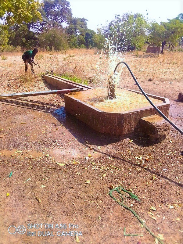 👉Toujours dans le cadre de leur #stage, François et Odillon, étudiants à l’université 2IE de Ouagadougou, ont participé au soufflage et aux essais de pompage d'un forage il y a quelques jours. 
Merci à l'entreprise et aux techniciens en herbe ! 😎