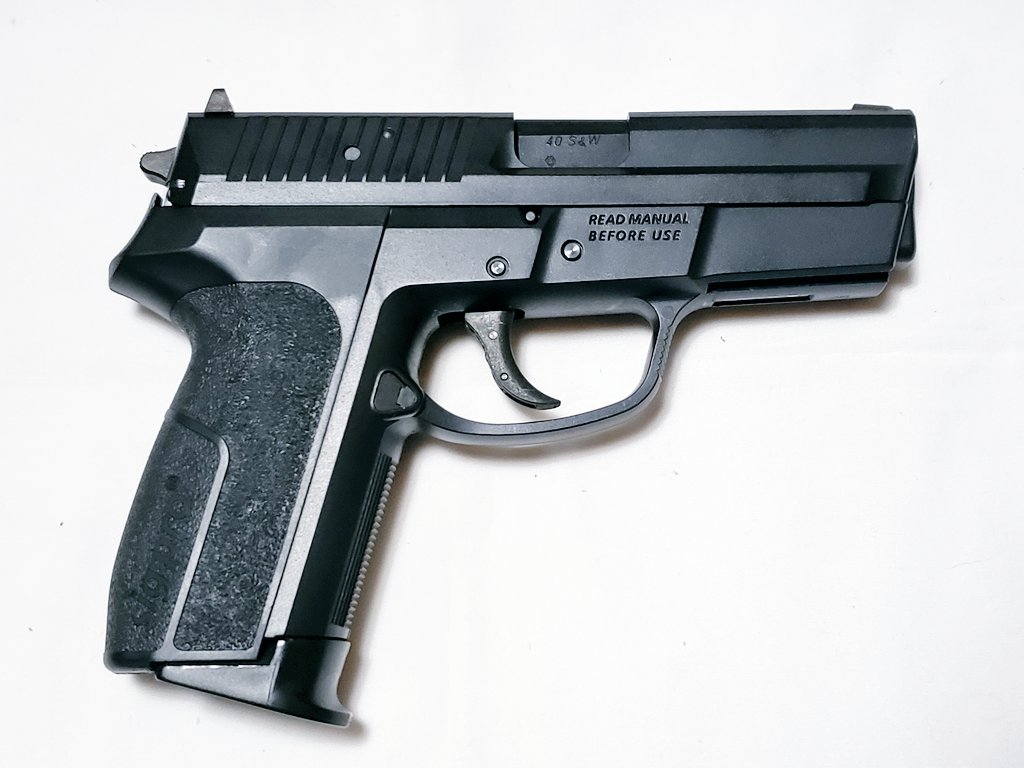 hirokazukk51's tweet photo. #愛銃晒すとサバゲーマーがフォローやrtをしてくれるらしい #KSC #SIG #SIGPRO #SP2340
KSC SIGPRO SP2340ガスブロ(非システム7)。
オプション装着用のレールは独自の企画。その為、純正でアンダーマウントレールがないと、ピカティニー規格の物が装着出来ない。
しばらく存在を忘れていた一品😅 https://t.co/1UOoSPWd3k