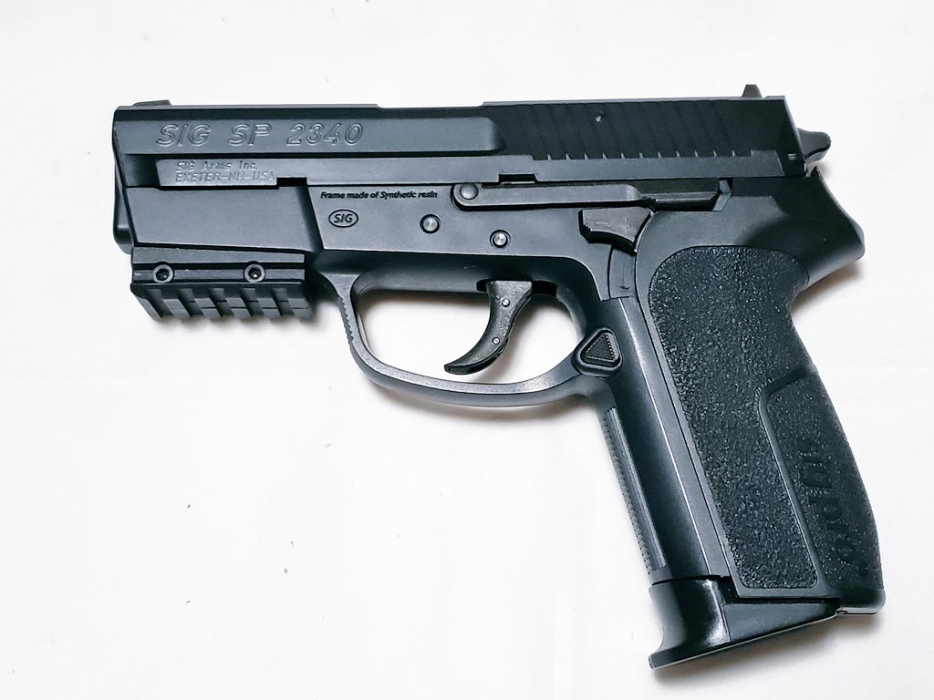 hirokazukk51's tweet photo. #愛銃晒すとサバゲーマーがフォローやrtをしてくれるらしい #KSC #SIG #SIGPRO #SP2340
KSC SIGPRO SP2340ガスブロ(非システム7)。
オプション装着用のレールは独自の企画。その為、純正でアンダーマウントレールがないと、ピカティニー規格の物が装着出来ない。
しばらく存在を忘れていた一品😅 https://t.co/1UOoSPWd3k