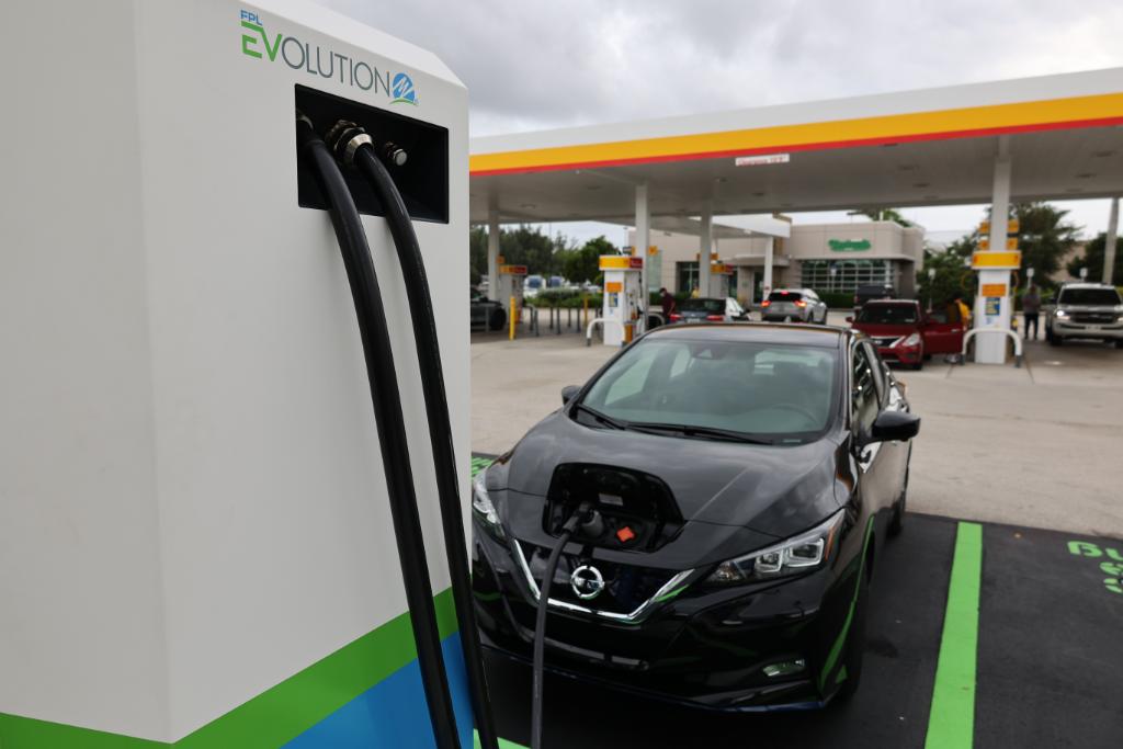 insideFPL's tweet photo. Packing up the #EV for holiday travel? Our new #FPLEVolution fast chargers in Melbourne, Okeechobee, Pompano and Palm Beach County will ensure you get there in time. Learn more at https://t.co/Hyf2LY20xB. Please remember to follow CDC guidelines for travel safety. https://t.co/aVAD5FASnw