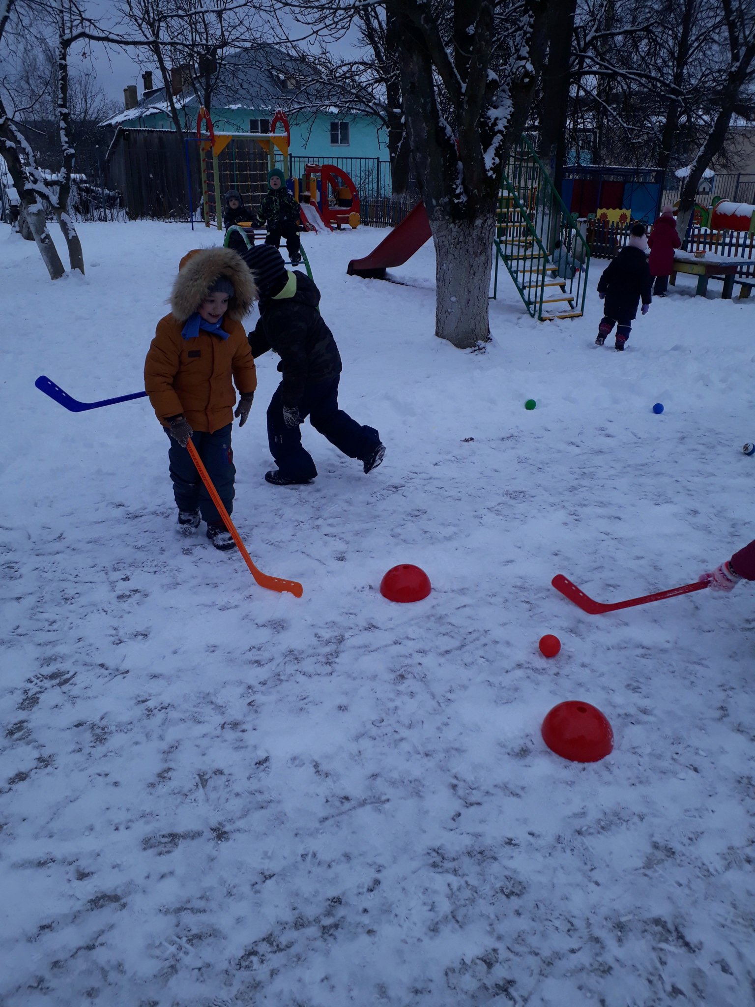 Играем со снегом. Игры со снегом. Опыты со снегом в детском саду. Игра со снежком. Игры со снегом для детей 2-3 года в детском саду.