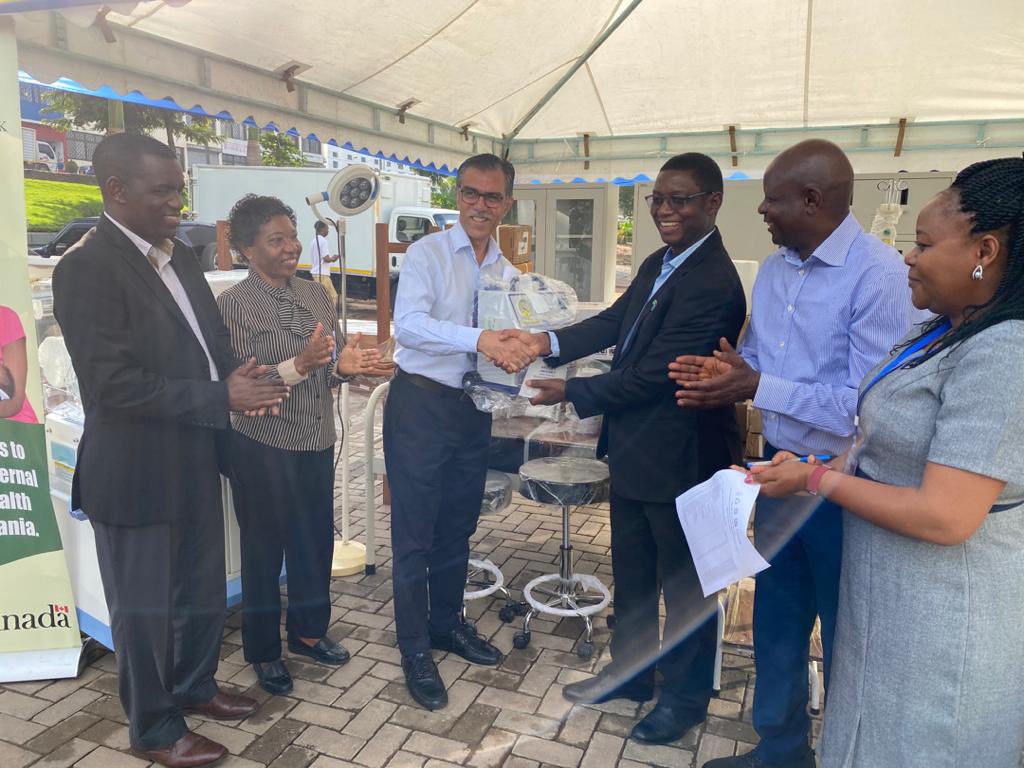 akhstanzania's tweet photo. Taasisi ya @akdn kupitia mradi IMPACT Mwanza imetoa vifaa tiba vyenye thamani ya Sh. Bilioni 1.5.  Vifaa hivyo vimetolewa kwa ufadhili wa @GAC_Corporate kupunguza vifo vya wanawake vinavyotokana na uzazi pamoja na vifo vya watoto wachanga @AKDNTanzania https://t.co/0KctUM5BZO
