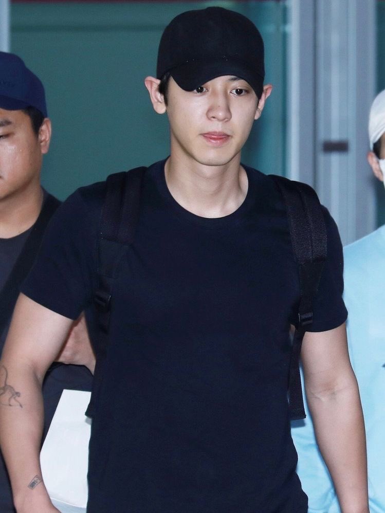 oshcuddles's tweet photo. chanyeol and sehun wearing something simple but still looking so handsome and hot https://t.co/PINF9BkeQn