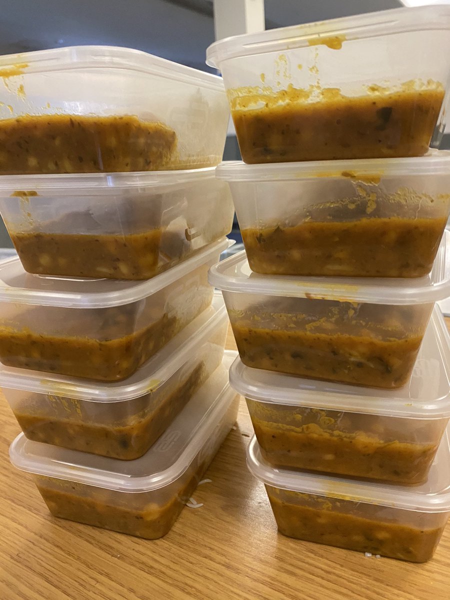 800 Hot meals ready for the truckers stranded in #Kent due to #OperationStack ! Our thx to the #Kent Sikh community especially Guru Nanak Gurdwara Gravesend. for preparing meals on short notice #BordersClosed @Port_of_Dover