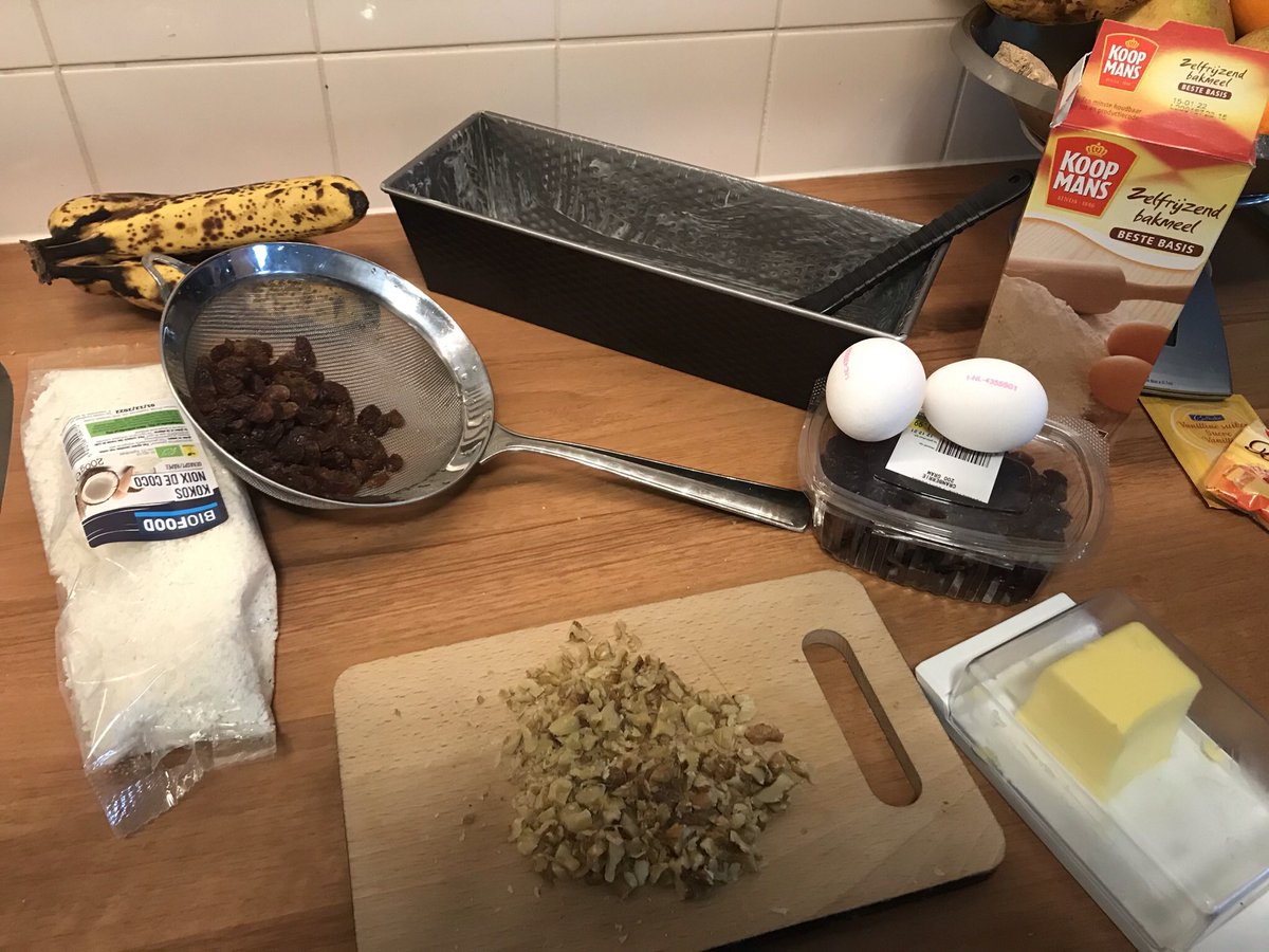 jannybloemendal's tweet photo. Somber weer, geen Kerst stress, overrijpe bananen dus.....bananenbrood bakken #bezigblijven https://t.co/LS5TNUCG5m