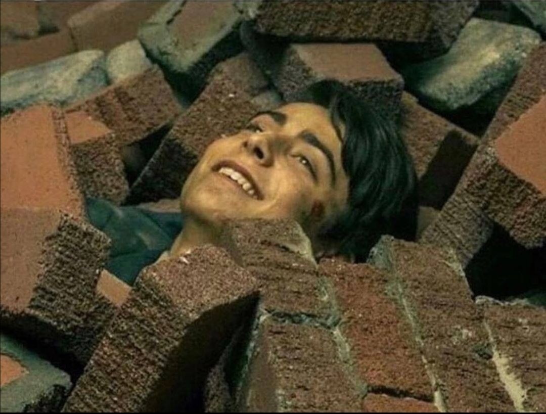 Aryan_singh6969's tweet photo. #2000iq
When the house collapses but you're in the Living room https://t.co/JoYwoAFVsj