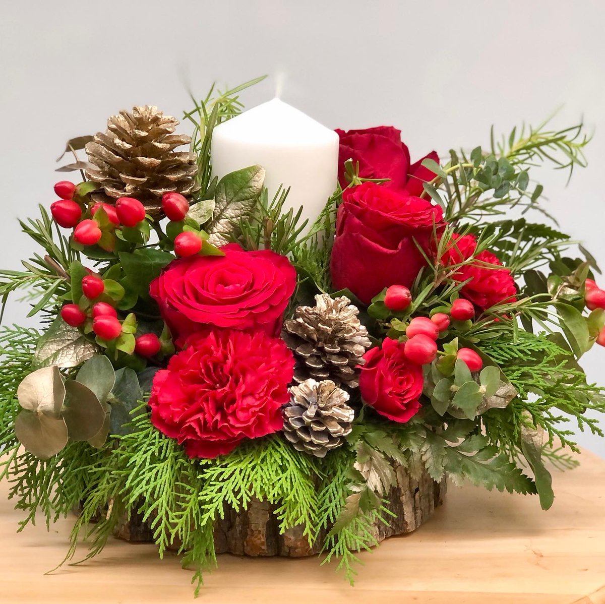 AlphaBetaFlora's tweet photo. Impress your guests this Christmas with a rustic centrepiece!
We’re offering them in 3 different colour schemes:
•
Blue &amp; Silver 
•
Red &amp; Gold
•
Blush Pink &amp; Gold
•
Price ¢ 350
•
Call 0243 515 844 to place your orders! https://t.co/zFs3DKwyrZ