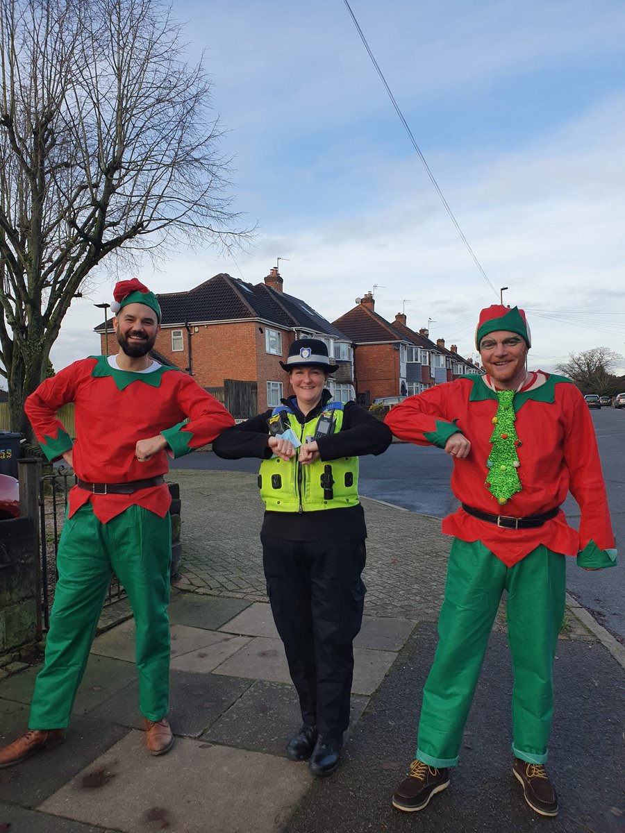 Found these two making a nuisance of thems'elves' on Steyning Road 
#homealone #backtotheworkshop #santashelpers