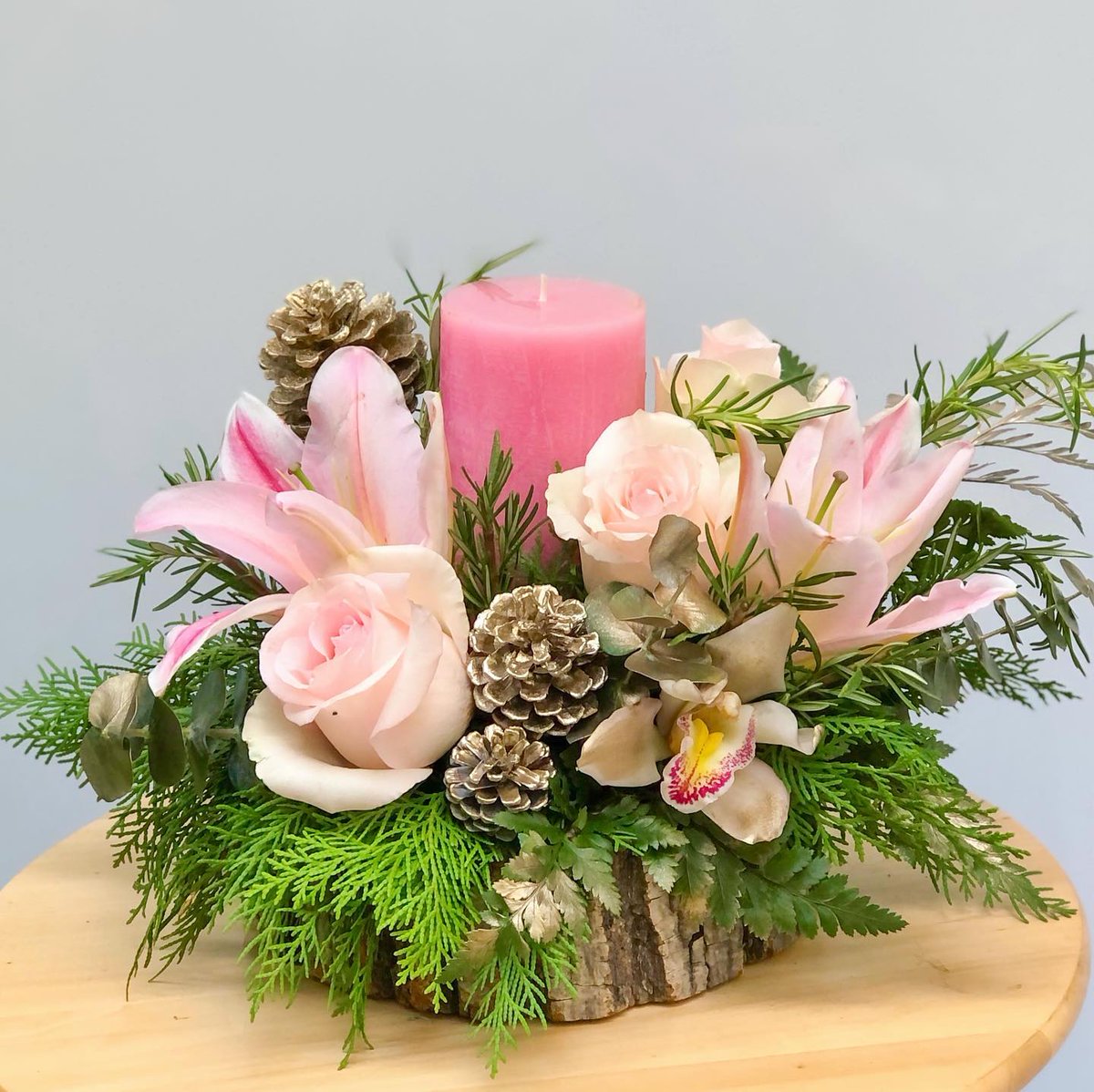 AlphaBetaFlora's tweet photo. Impress your guests this Christmas with a rustic centrepiece!
We’re offering them in 3 different colour schemes:
•
Blue &amp; Silver 
•
Red &amp; Gold
•
Blush Pink &amp; Gold
•
Price ¢ 350
•
Call 0243 515 844 to place your orders! https://t.co/yijT2fZS5h
