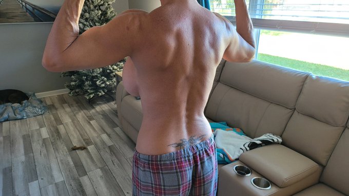 2 pic. Just waking up and getting things going, nothing like a little stretch to get things up and at