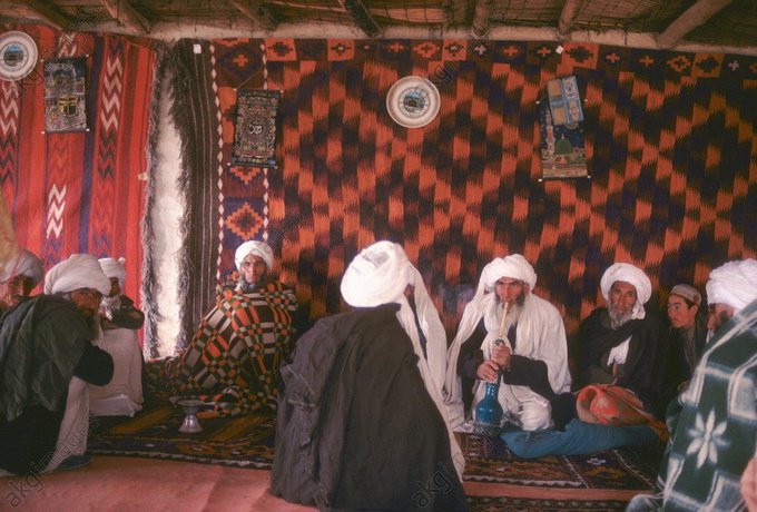 Men smoking shisha at a teahouse ('châikhâna') in Chaghcharan, Ghor province. 

#Afghanistan #Khorasan